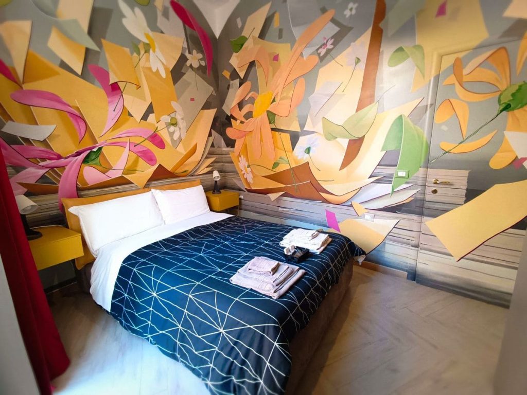 Camera matrimoniale bed and breakfast con decorazione murale