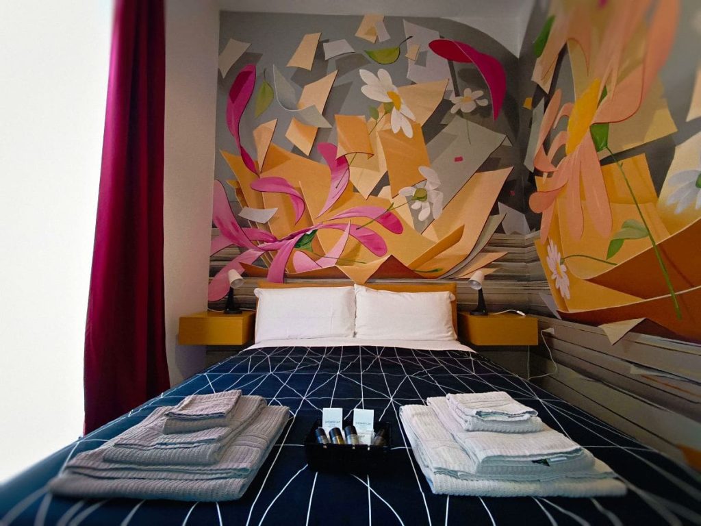 Camera matrimoniale bed and breakfast con decorazione murale
